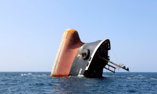 fundoset nje anije qe u sulmua nga rebelet huthi ne detin e kuq