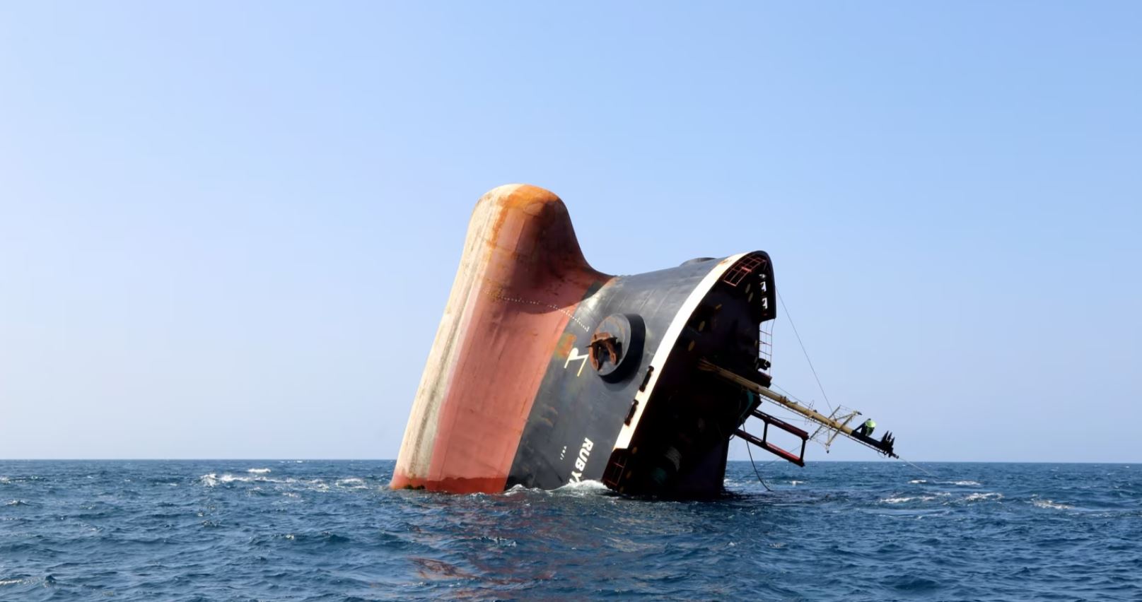 fundoset nje anije qe u sulmua nga rebelet huthi ne detin e kuq