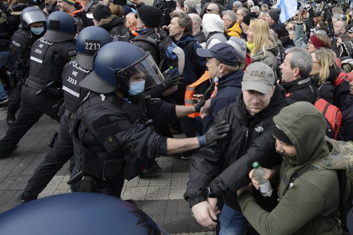 gjermani perplasje mes policise dhe protestuesve para mbajtjes se kongresit te adf se