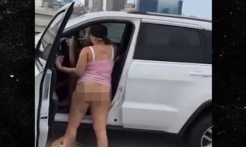 gruaja gjysem e zhveshur dhunon drejtuesen e nje automjeti shikoni se cka ndodhur