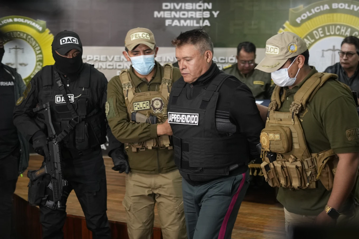 grushti i deshtuar i shtetit ne bolivi gjenerali ne pranga nxirret para mediave