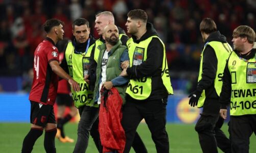 hyrja e tifozit ne fushe i kushton shtrenjte shqiperise uefa nis procedim kunder kuqezinjve