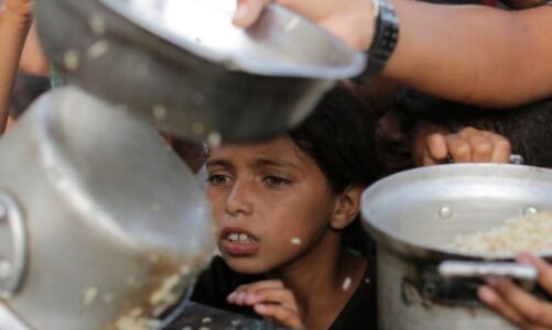 izraeli ndalon luftimet gjate dites per te mundesuar hyrjen e ndihmave humanitare ne gaza