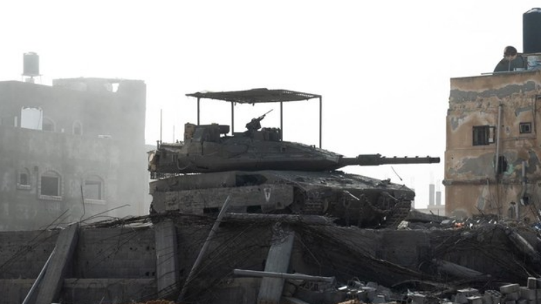 izraeli vret zyrtarin e larte shendetesor te gazes ndersa tanket izraelite vendosen me thelle ne rafah