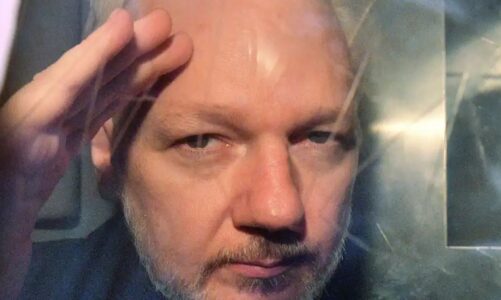 julian assange lirohet pas marreveshjes me shba ne per pranimin e fajesise themeluesi i wikileaks largohet nga britania e madhe me avion privat