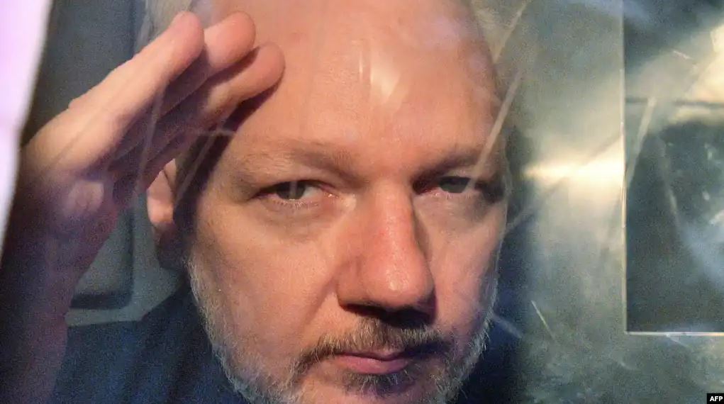 julian assange lirohet pas marreveshjes me shba ne per pranimin e fajesise themeluesi i wikileaks largohet nga britania e madhe me avion privat