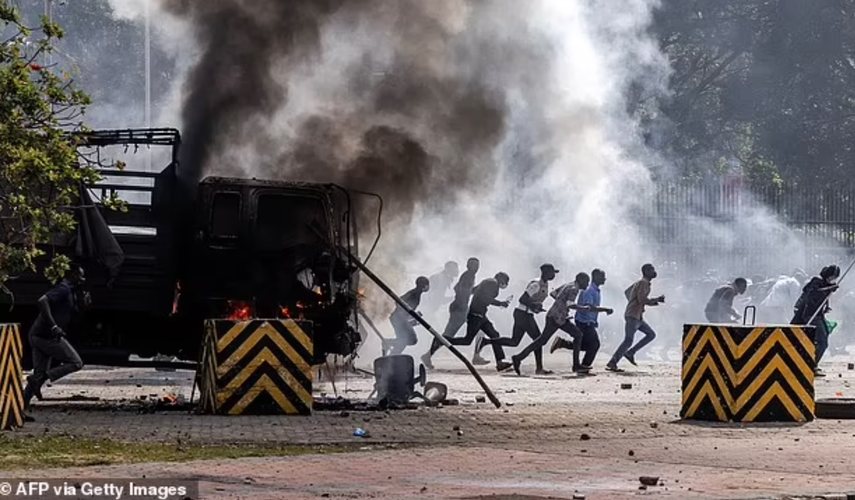 Kenia/ Protestuesit sulmojnë parlamentin, qeveria nxjerr ushtrinë në gadishmëri