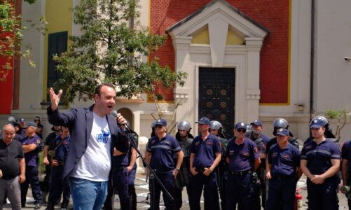 kryetari i opozites ne mase arresti ne shkelje te ligjit tubimi para bashkise balliu protesta do te zgjase derisa shqiperia te kete drejtesi