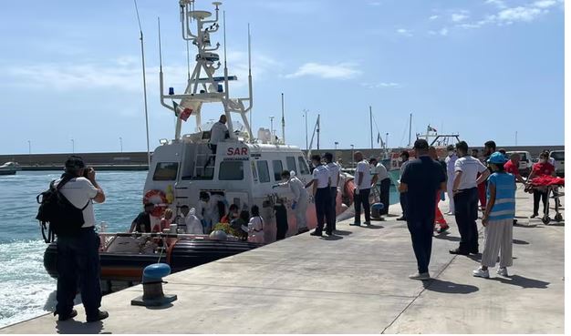 mbytja e dy anijeve prane brigjeve italiane 10 viktima dhe 50 te zhdukur