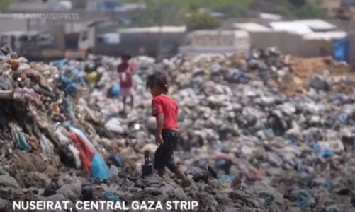 ne temperatuarat e larta te veres ne gaza palestinezet jane te rrethuar nga ujerat e zeza dhe mbeturinat