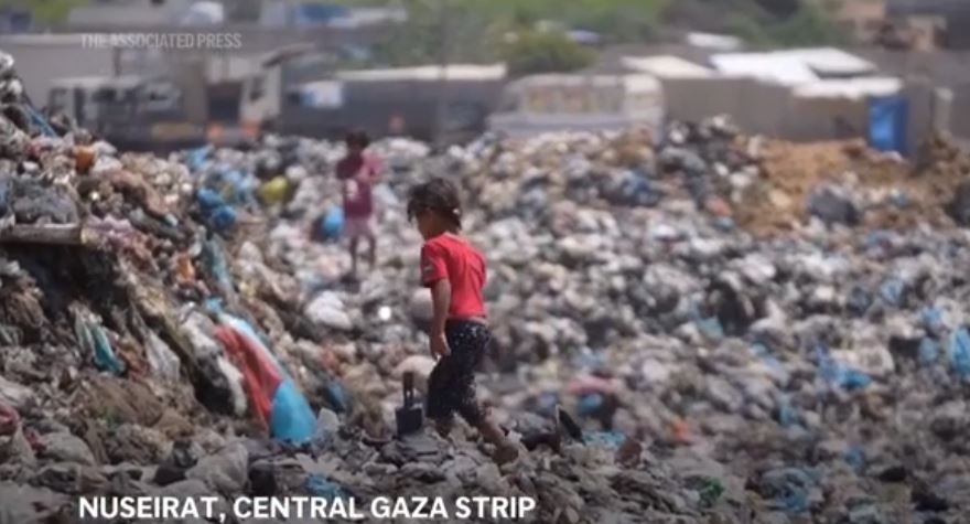 ne temperatuarat e larta te veres ne gaza palestinezet jane te rrethuar nga ujerat e zeza dhe mbeturinat