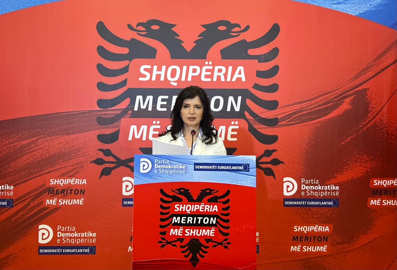 nxenesit shqiptare te fundit ne bote per mendimin krijues karabina qeveria perdor arsimin per propagande