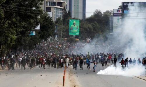 parlamenti kenian ne flake shenohen disa te vdekur protestuesit hyjne ne ndertese