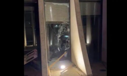 partia opozitare ne gjeorgji raporton per sulm ne zyrat e saj publikon foton e xhamit te thyer te godines