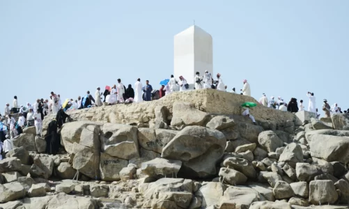 pelegrinet myslimane vazhdojne udhetimin shpirteror ne malin arafat