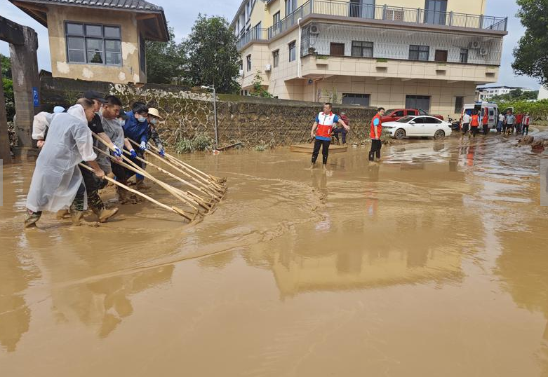 permbytje ne jug te kines 9 te vdekur disa te plagosur nga rreshkitjet e dheut