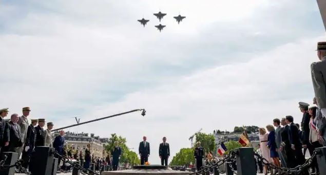 Avionët luftarakë kalojnë mbi qiejt e Parisit ndërsa presidenti Biden dhe presidenti Macron bëjnë homazhe tek Varri i Ushtarit të Panjohur (8 qershor 2024) 