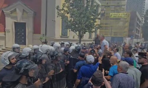 protesta e opozites perpara bashkise nallbati dhe bardhi perplasje me policine