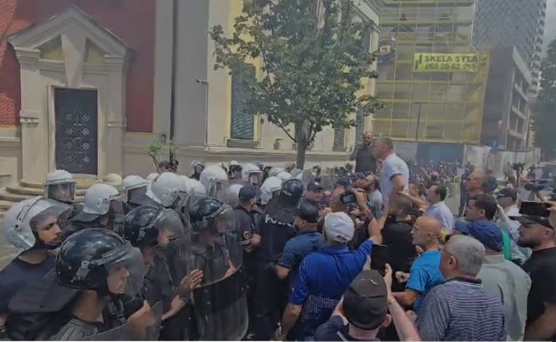 protesta e opozites perpara bashkise nallbati dhe bardhi perplasje me policine