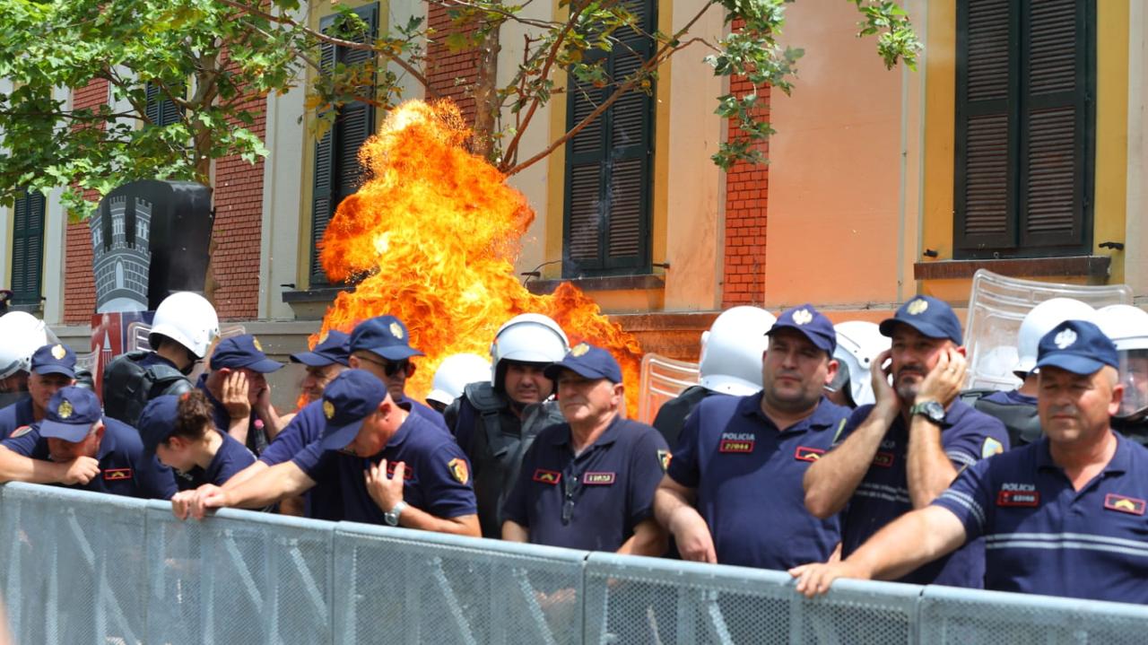 protesta molotov opozita bashkia tirane
