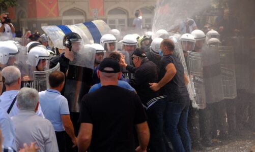 protesta para bashkise teliti police zorraxhinj nuk e shuani dot zjarrin e protestes