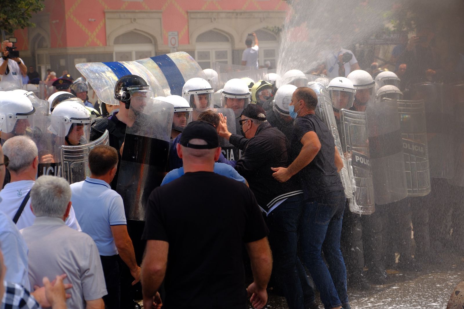 protesta para bashkise teliti police zorraxhinj nuk e shuani dot zjarrin e protestes