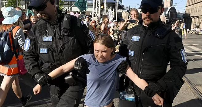 proteste para parlamentit finlandez aktivistja greta thunberg shoqerohet serish nga policia