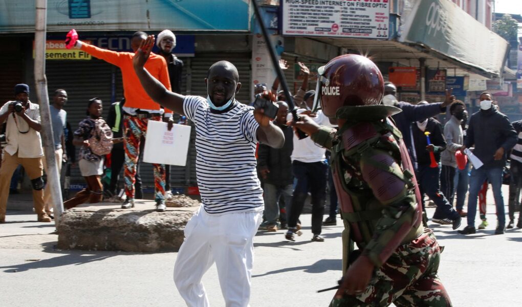 protestuesit ne kenia i vene flaket parlamentit pas miratimit te ligjit per taksat e reja qellohen per vdekje disa demonstrues