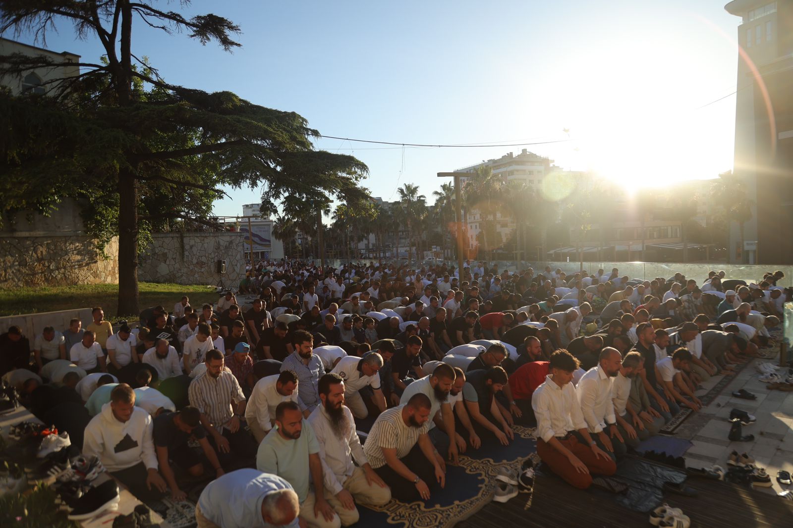 qindra besimtare myslimane ne durres falin namazin e kurban bajramit ne xhamine e madhe