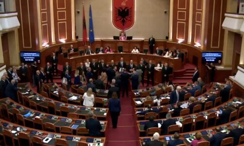 rrezohet kerkesa e opozites per mocion me debat deputetet e opozites proteste brenda parlamentit bllokojne foltoren