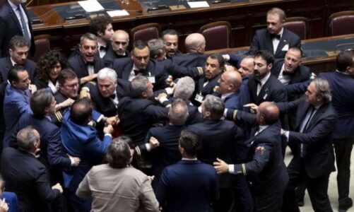 sherr me grushte ne parlamentin e italise deputetet perleshen me njeri tjetrin pamjet