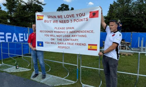 shqiptaret shpalosin banderolen e vecante spanje te duam por na duhen 3 piket nje mesazh per kosoven