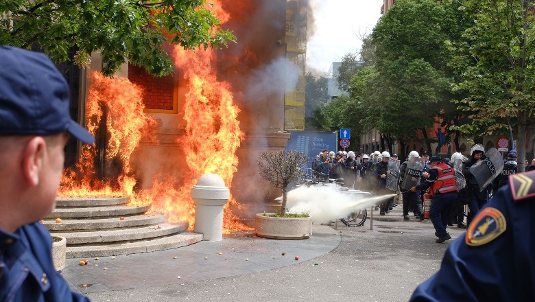 sot protesta e opozites para bashkise se tiranes policia plan masash ja rruget qe bllokohen