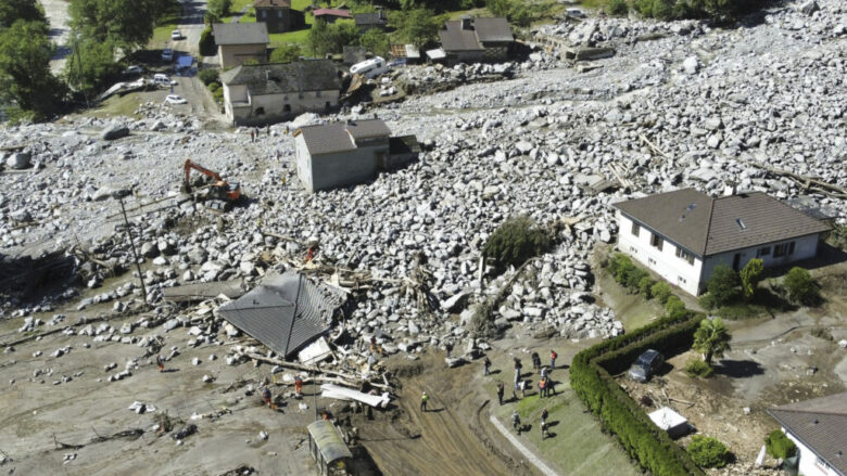 stuhia ne zvicer shkaktoi permbytje dhe rreshqitje dheu disa persona te zhdukur