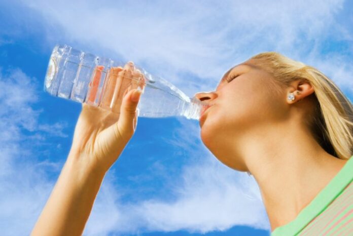 temperaturat e larta ja pse nuk duhet ta konsumoni ujin e shishes qe ka qendruar ne diell