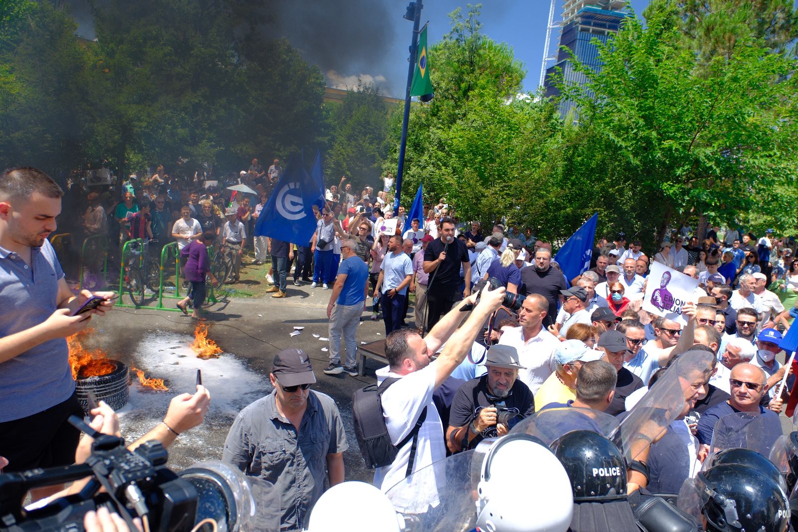 tensione dhe perplasje mbyllet pas 1 ore protesta e 14 e opozites para bashkise se tiranes