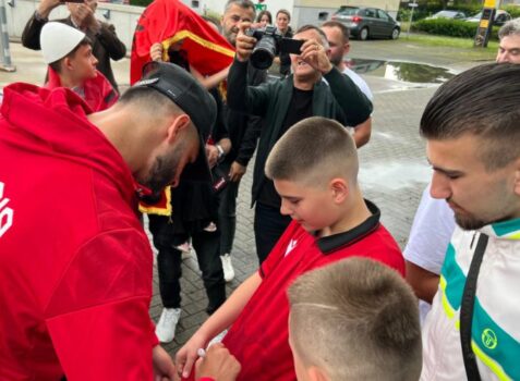 tifozet prane kombetares marrin autografe dhe bejne foto me lojtaret e shqiperise
