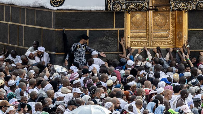 tragjedi ne meke te pakten 550 besimtare humbin jeten gjate pelegrinazhit te haxhit per shkak te vapes