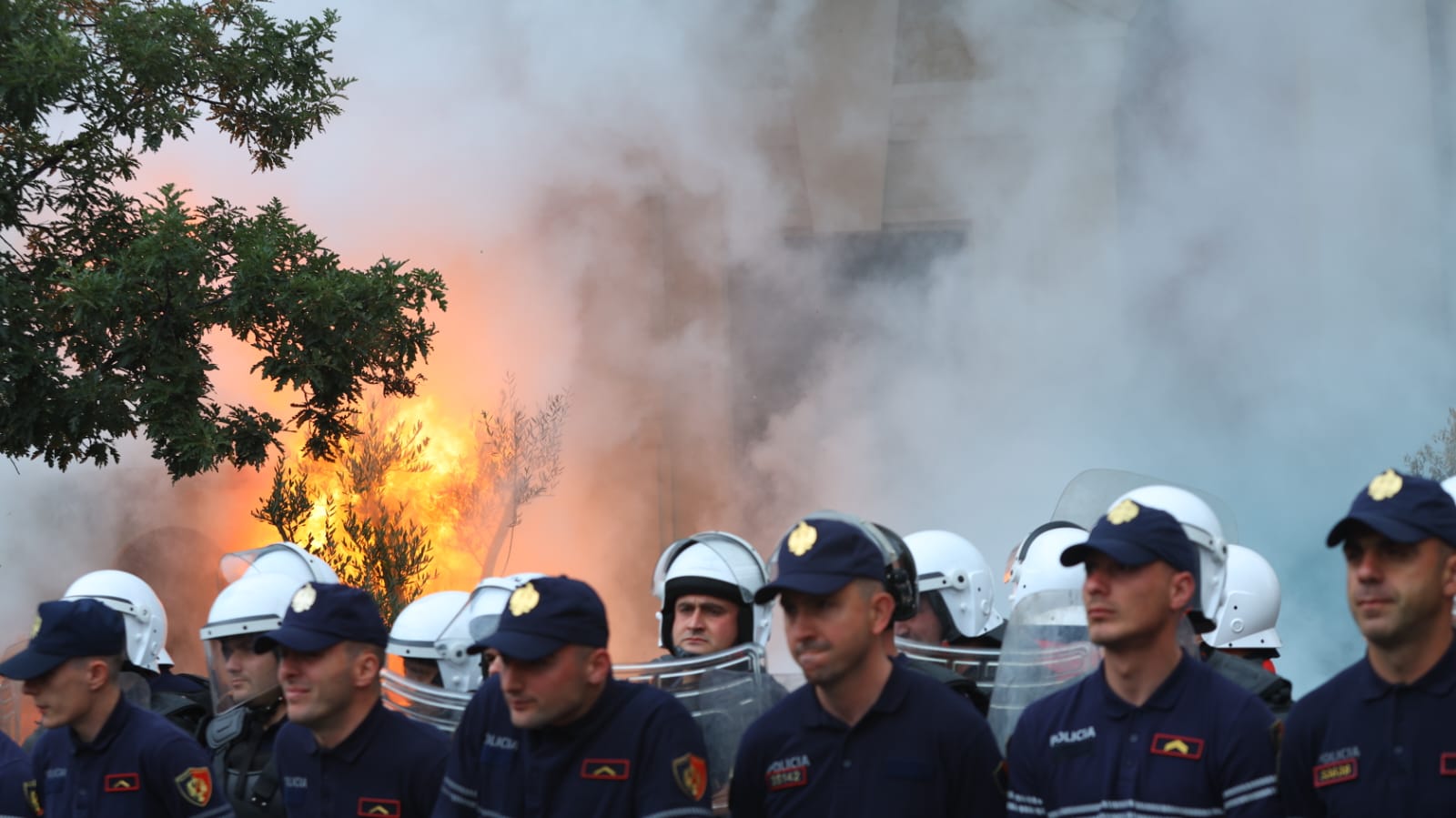 Protesta momentet e tensionit bashkia e Tiranes-molotov-policia (8)