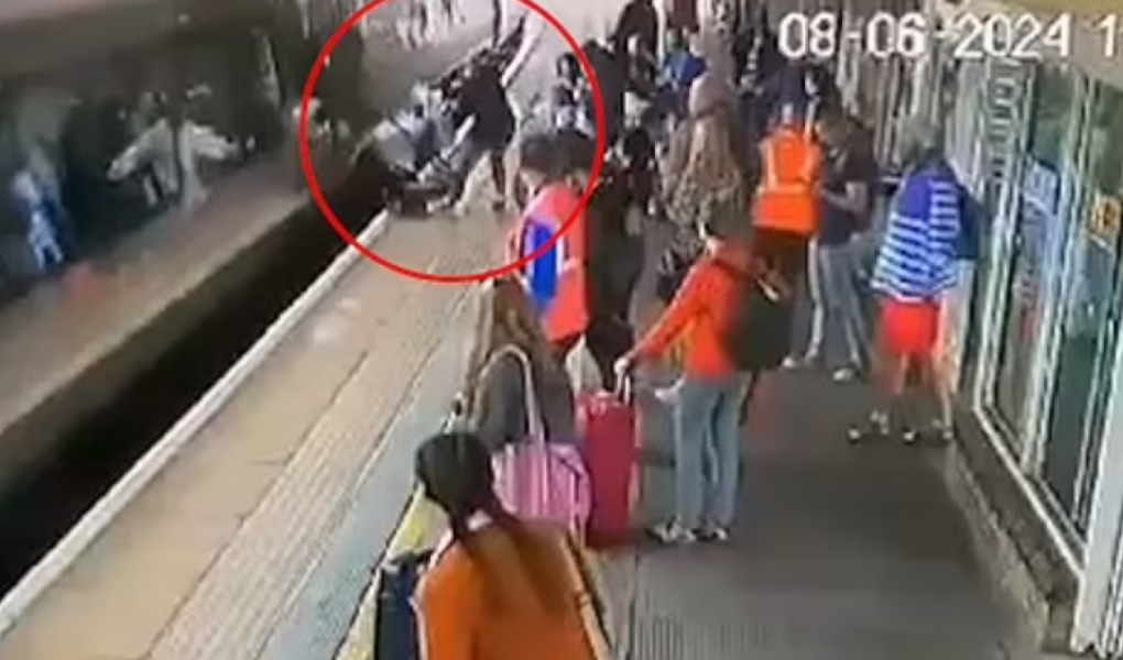 video britani e madhe karroca bie prane trenit ne levizje por foshnja shpeton mrekullisht