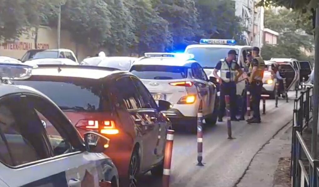 video cpo ndodh prane ambasades amerikane makinat e policise rrethojne golfin e kuq