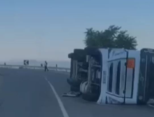 video kamioni me ngarkese rrezohet ne qafe thane lendohet shoferi