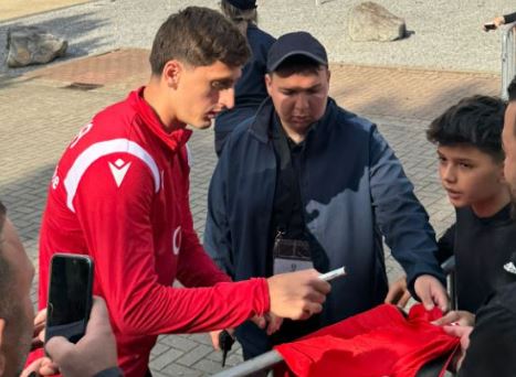 video kumbulla dhe muci takojne tifozet bejne foto dhe japin autografe