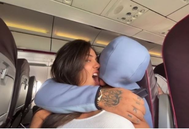 video mozzik ne momente intime me te dashuren e re cifti shkembejne puthje ne avion