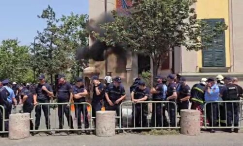 video nis protesta e opozites hidhet molotov ne drejtim te bashkise se tiranes