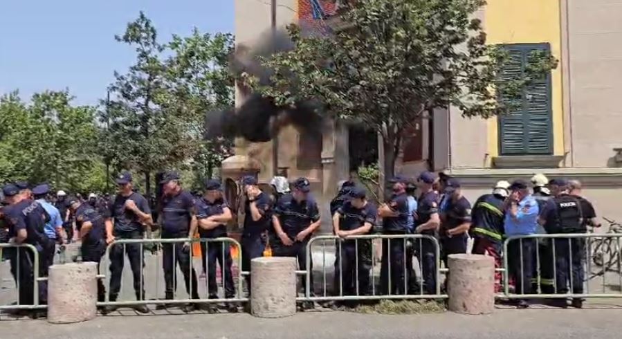 video nis protesta e opozites hidhet molotov ne drejtim te bashkise se tiranes