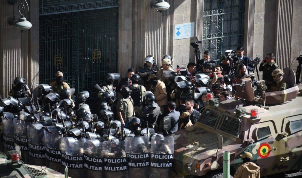 video panik ne bolivi trupa te armatosur dhe automjete te blinduara mesyjne drejt presidences frike per grusht shteti