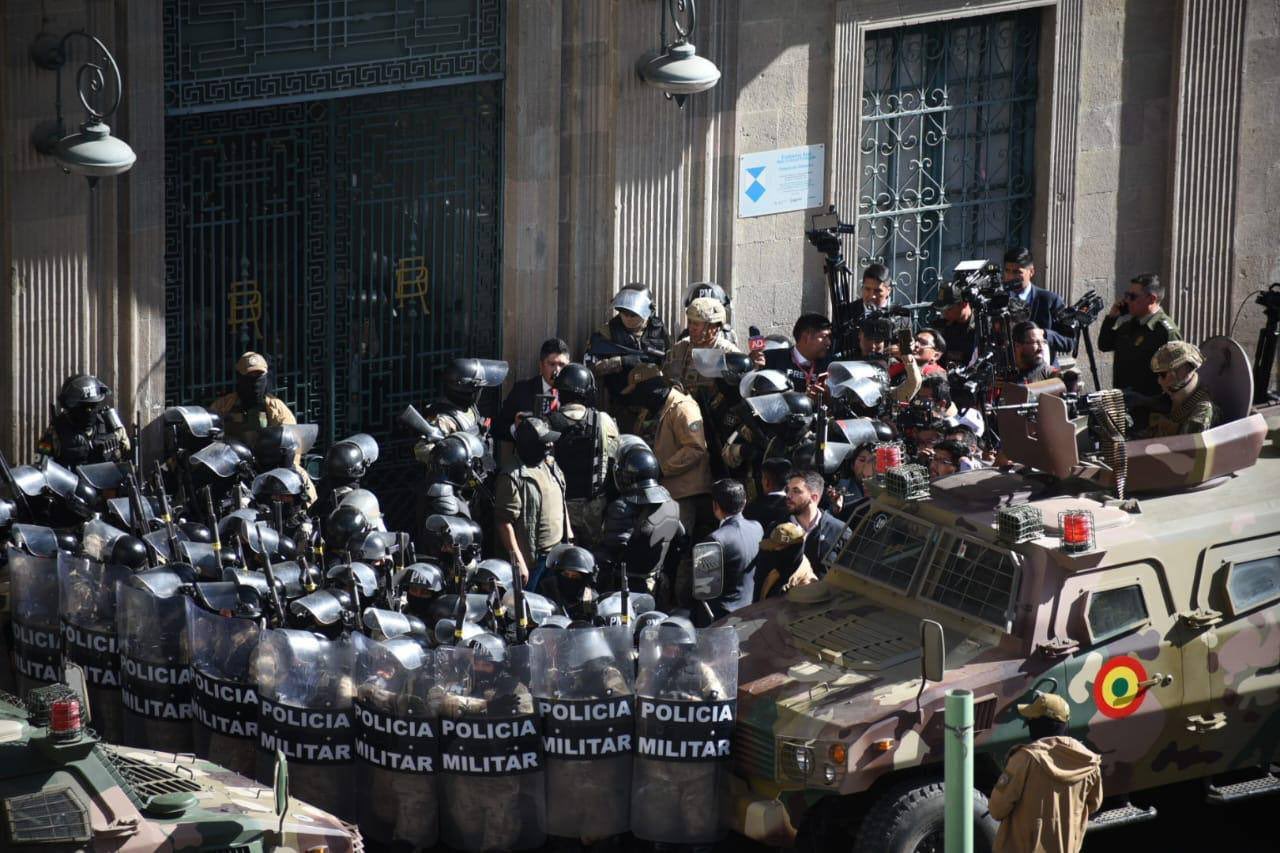 video panik ne bolivi trupa te armatosur dhe automjete te blinduara mesyjne drejt presidences frike per grusht shteti