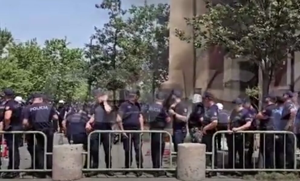 video protestuesi hedh molotov drejt bashkise se tiranes lendohet ne kembe polici