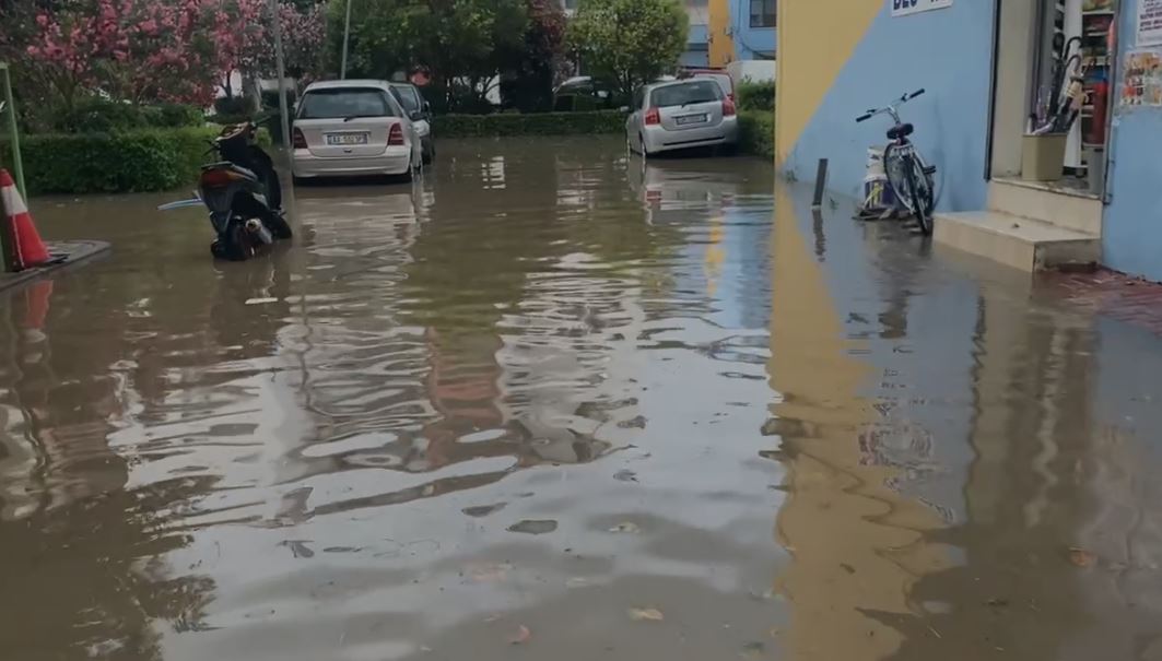video reshje te dendura shiu ne lezhe permbytje ne disa rruge te qytetit